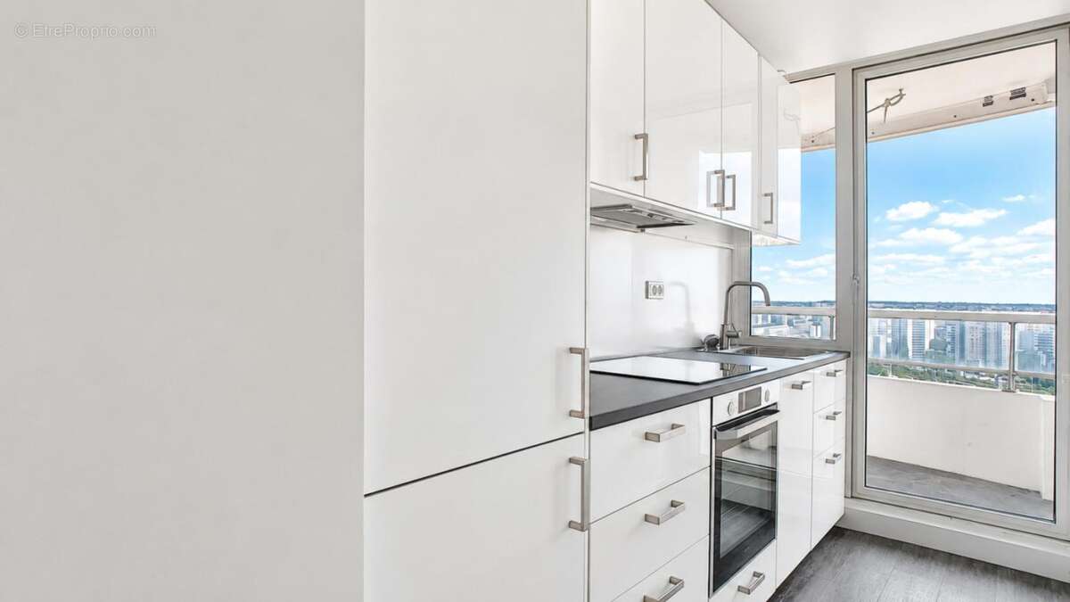 Appartement Rénové avec balcon Vue Panoramique - Quartier Chapelle, Paris - photo 5