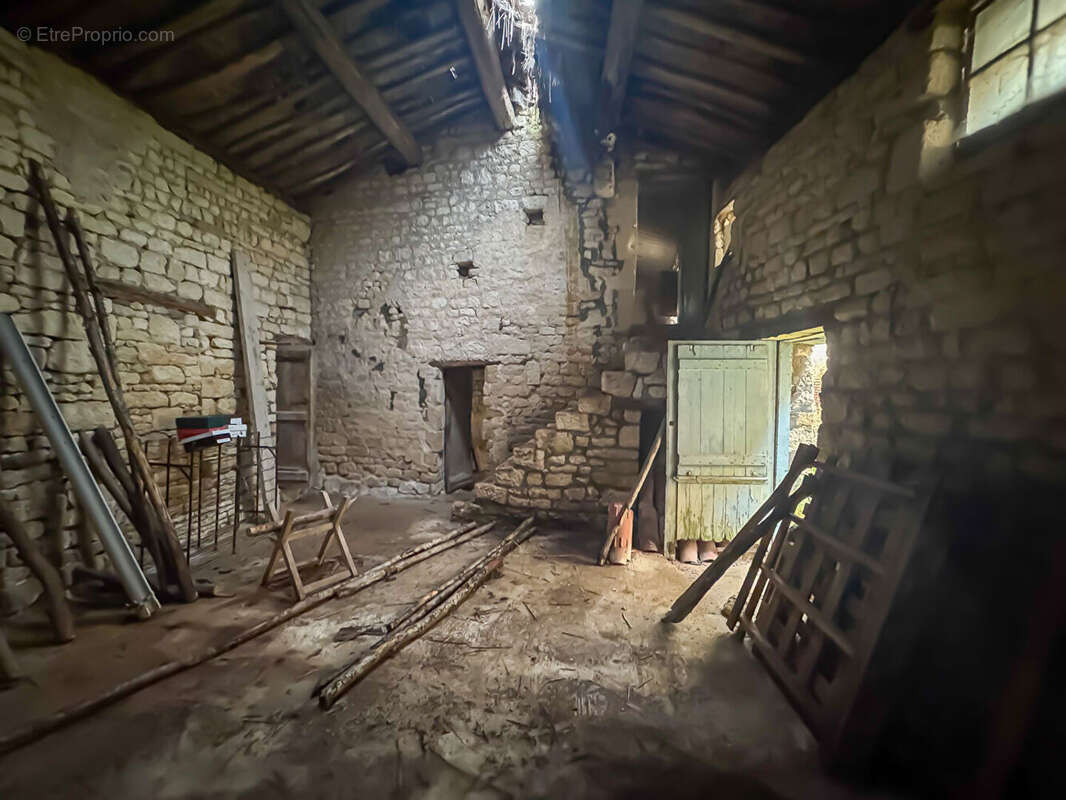 Maison à LE POIRE-SUR-VELLUIRE