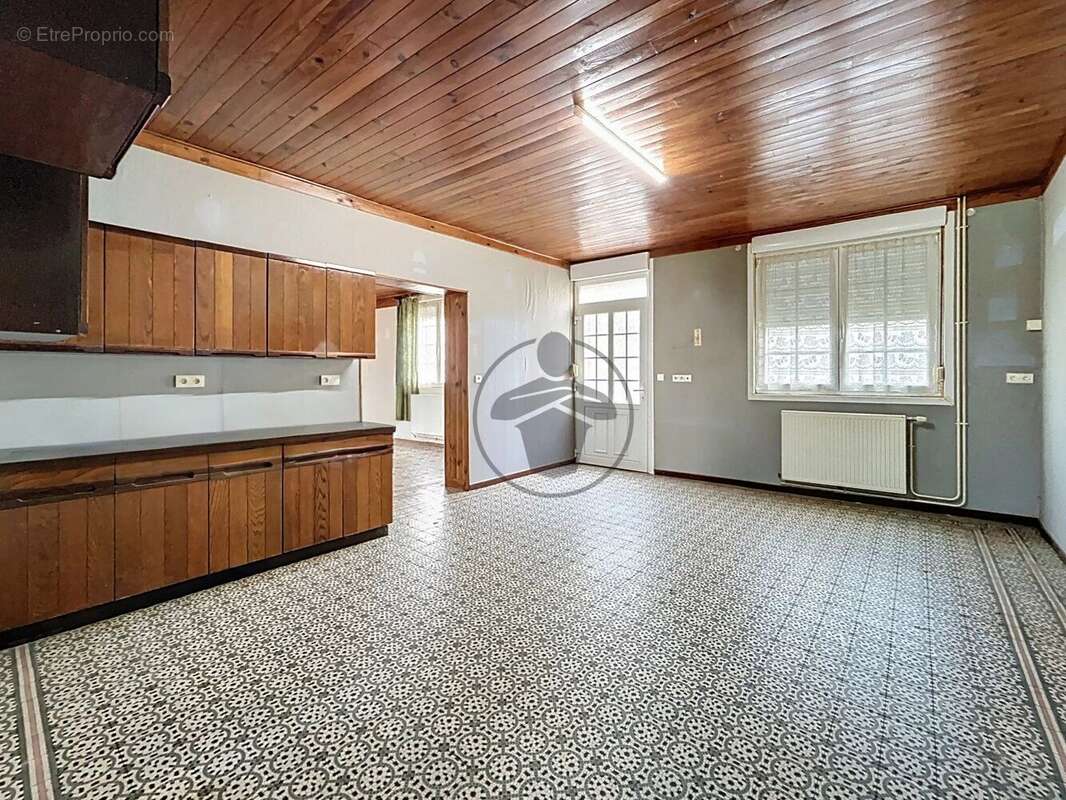 Maison à MONTBREHAIN