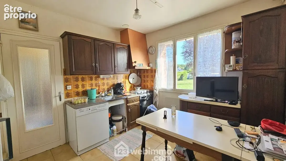 Une cuisine de 10 m² à rafraîchir et son accès direct au garage.