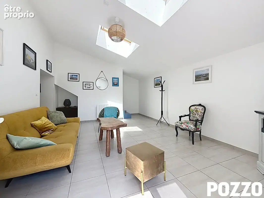 Bord de mer, Murs commerciaux  comprenant Fonds de commerce avec logement F3 au dessus et et maison F3 en très bon état général, - photo 2