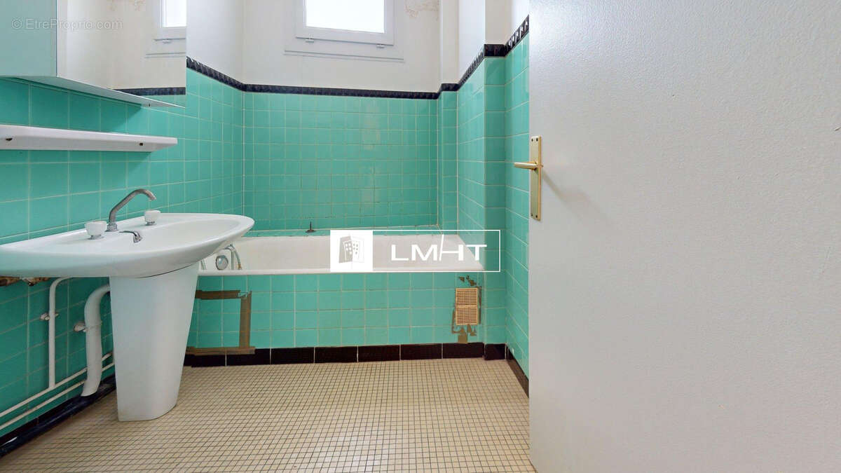 Dernier étage, vue dégagée plein Sud et beau potentiel pour ce studio de 32 m2 - photo 8