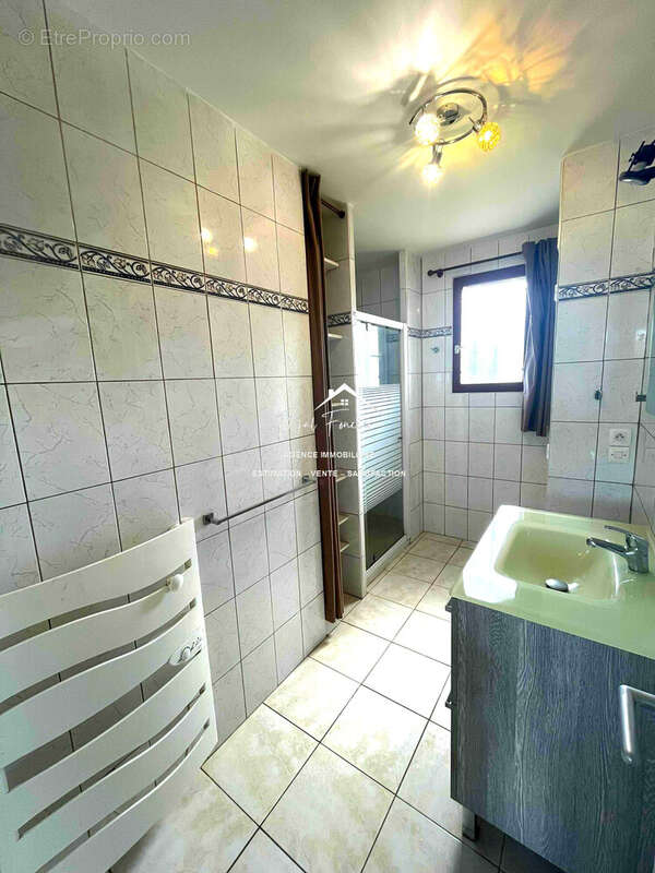 Salle d'eau - Maison à INGRANDES