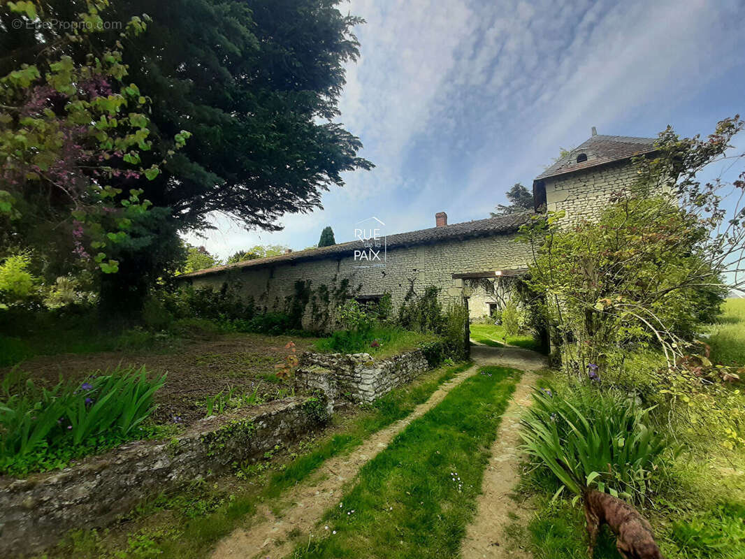 Maison Saint Christophe 9 pièce(s) 333.68 m2 - photo 3