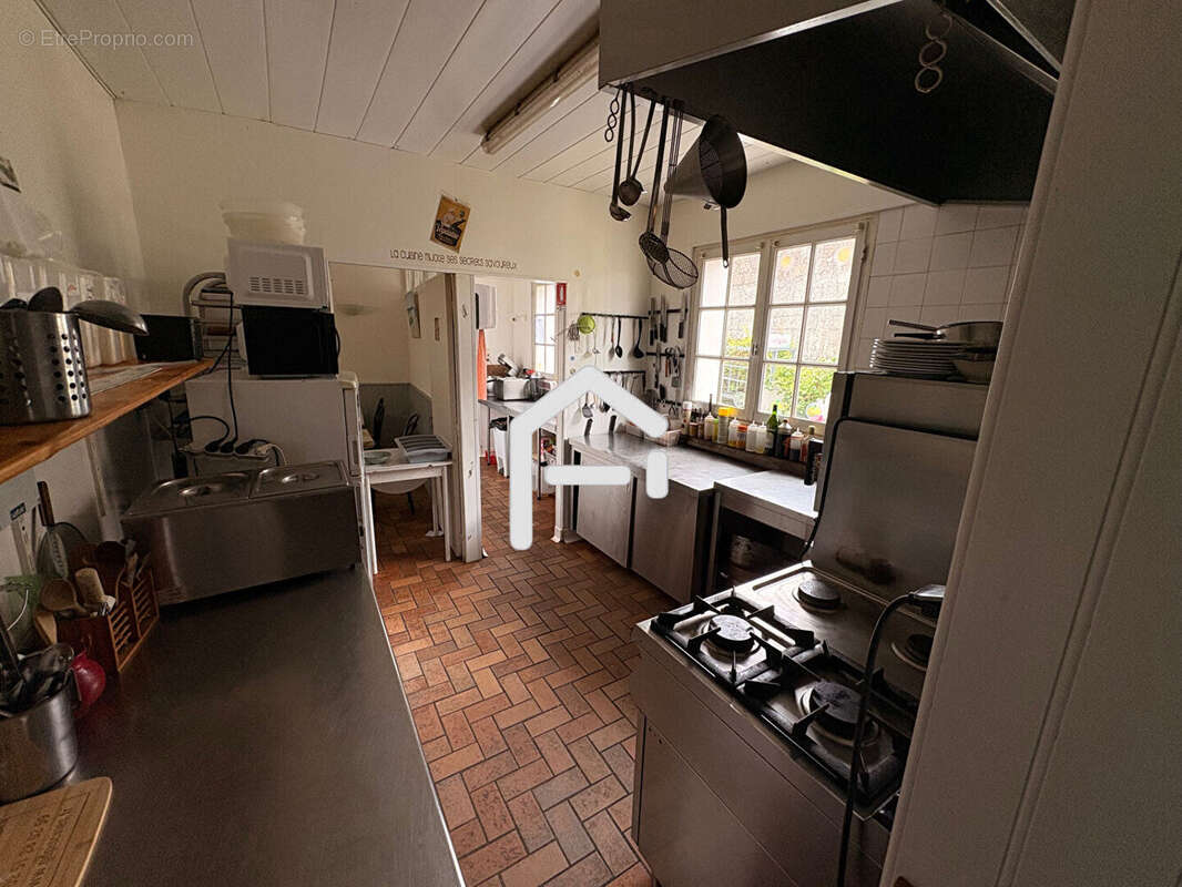 Commerce à SAINT-CYR-EN-TALMONDAIS