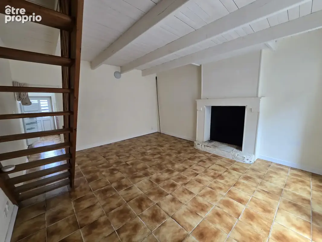 Maison de 52 m2 avec cour et stationnement   Beau potentiel - photo 2