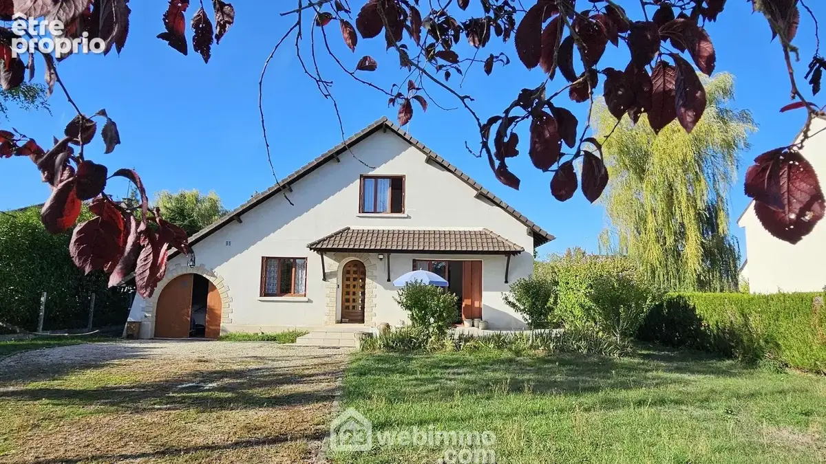 Venez découvrir cette maison de 110 m² à rafraîchir sur un terrain de 1 309 m².