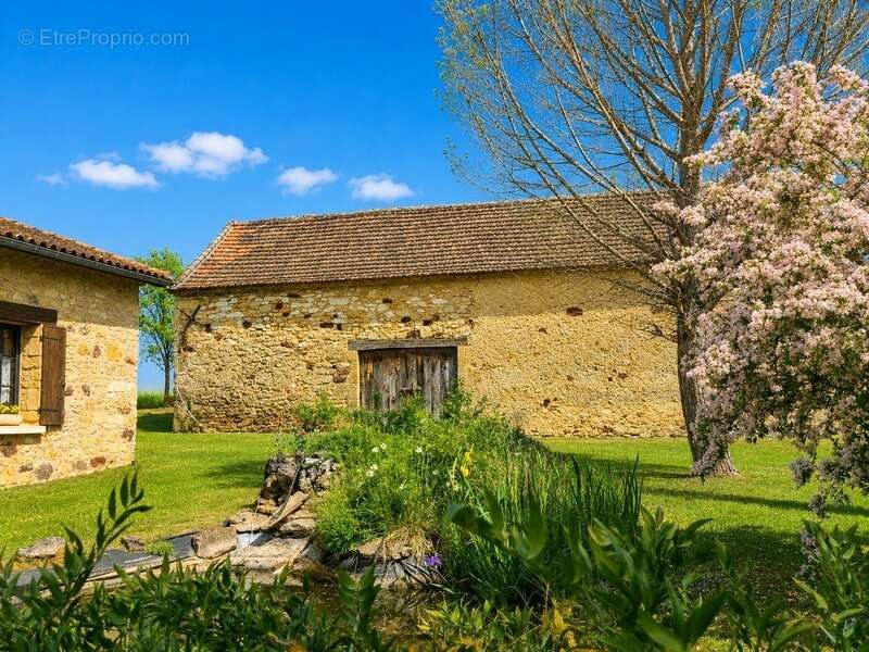 Longère en pierre avec 3 chambres - Dépendances - 2.76 hectares - proche de MONFLANQUIN (Lot-et-Garonne) - photo 3