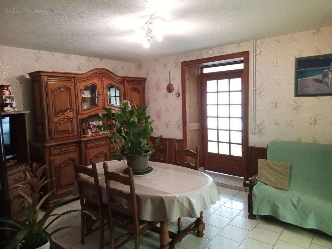  Maison familiale 125 m² sur terrain de 9 454 m² avec bois et cours - photo 3