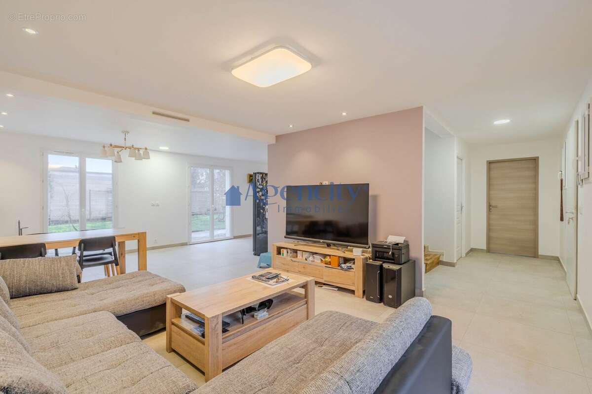 Entrée sur séjour - Maison à COUTEVROULT