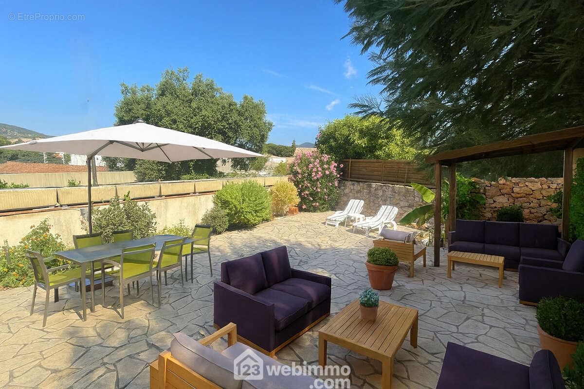 Bel espace extérieur aménagé, idéal pour recevoir. - Maison à SAINTE-MAXIME