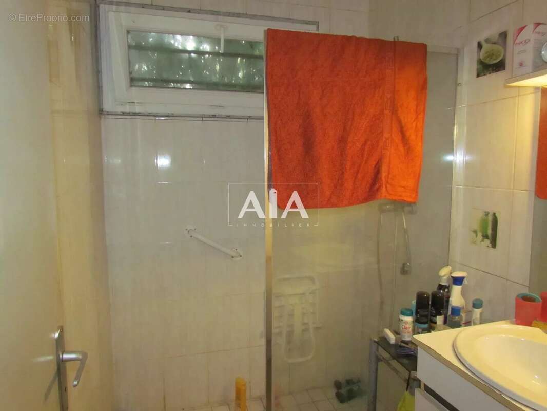 Maison à LES ADJOTS