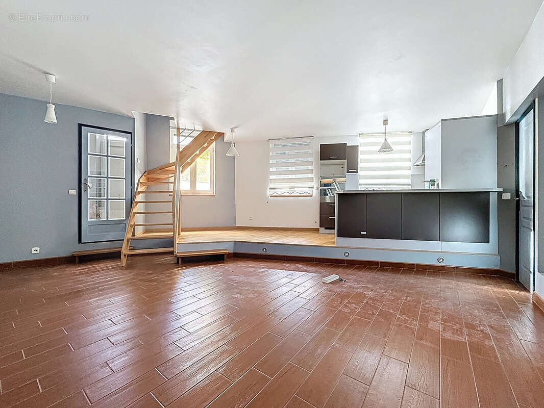 Maison proche des commerces avec terrasse de 42 m2 et un grand garage. - photo 2