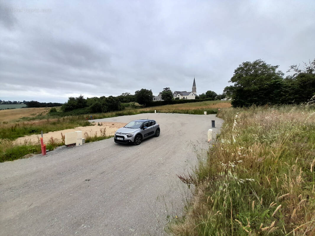 Terrain à POUILLE-LES-COTEAUX