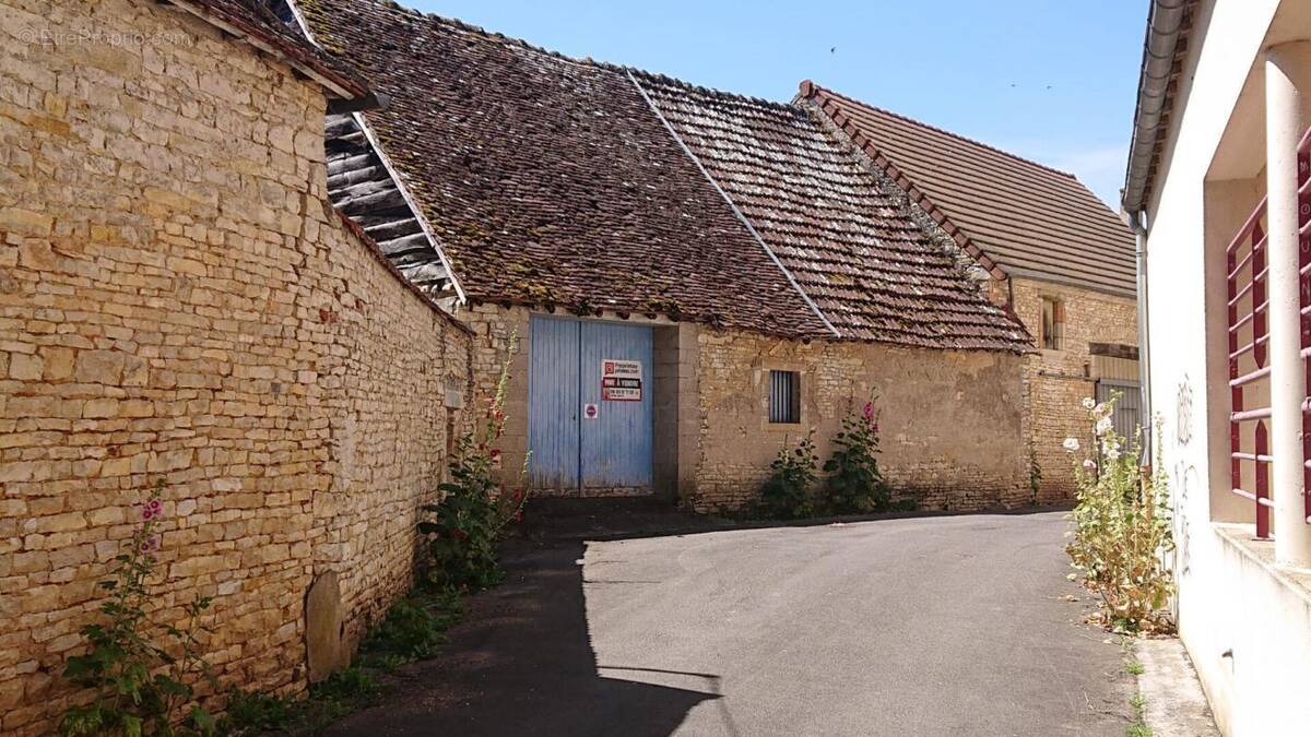 Maison à DUN-SUR-AURON