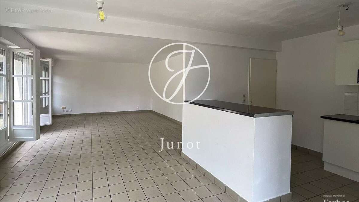 Lille - VIEUX LILLE - Appartement à vendre - 61,28m² - 1-2 chambres - Terrasse - Garage - photo 3
