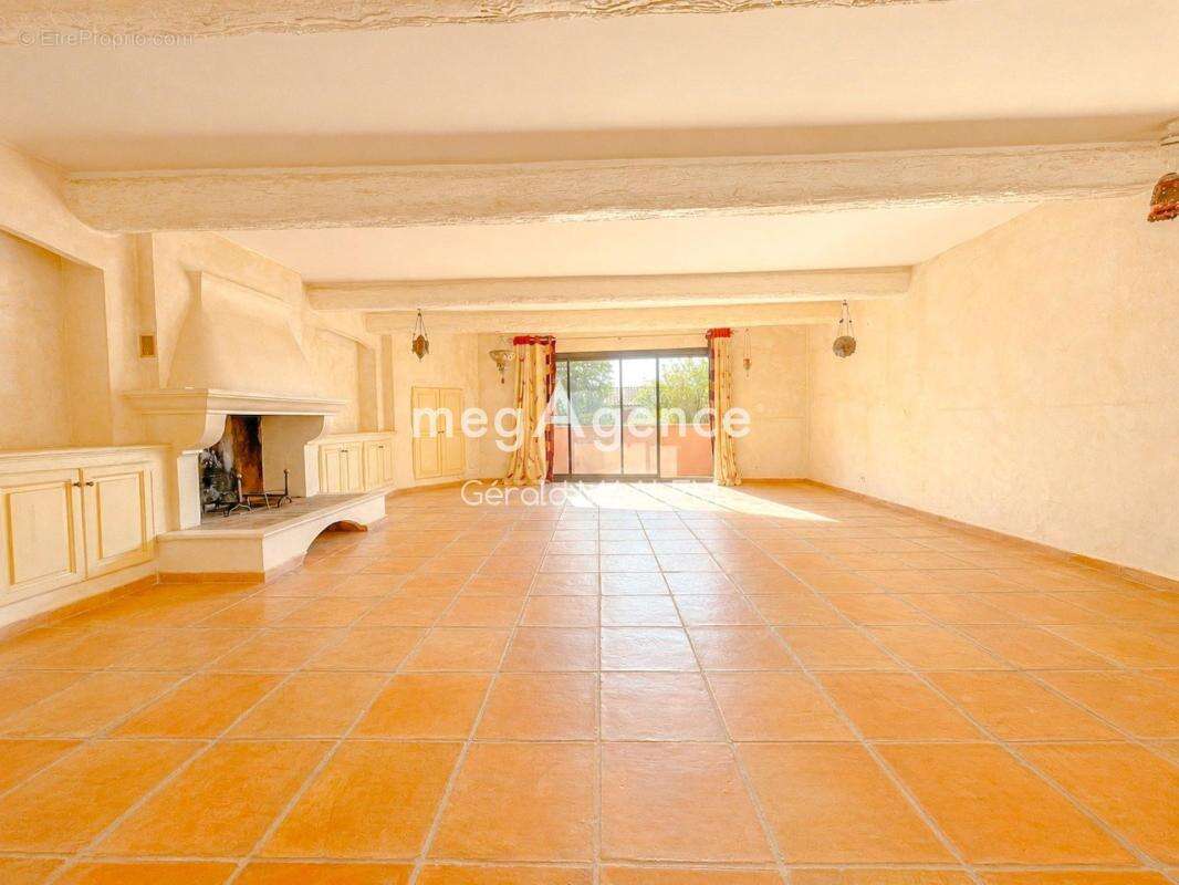 Maison de Maître de 231m² avec garage et terrasse à Cogolin - photo 2