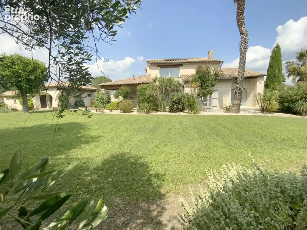 Très belle villa dans un village avec commerces sur un terrain de 3500 m2. - photo 2