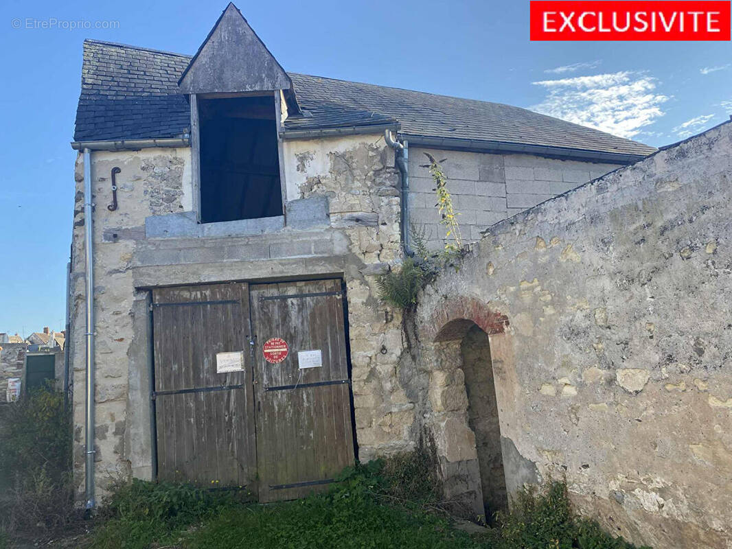 Parking à NEUILLY-SAINT-FRONT