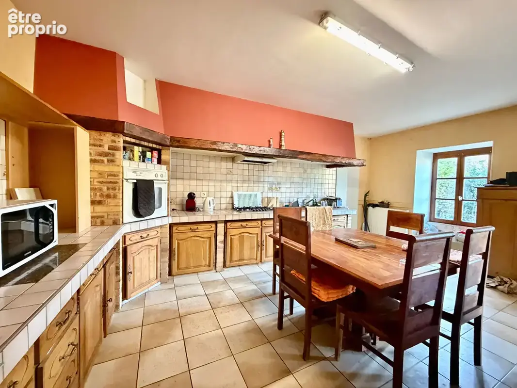 Magnifique maison de 4 chambres avec deux granges et un grand garage - photo 2