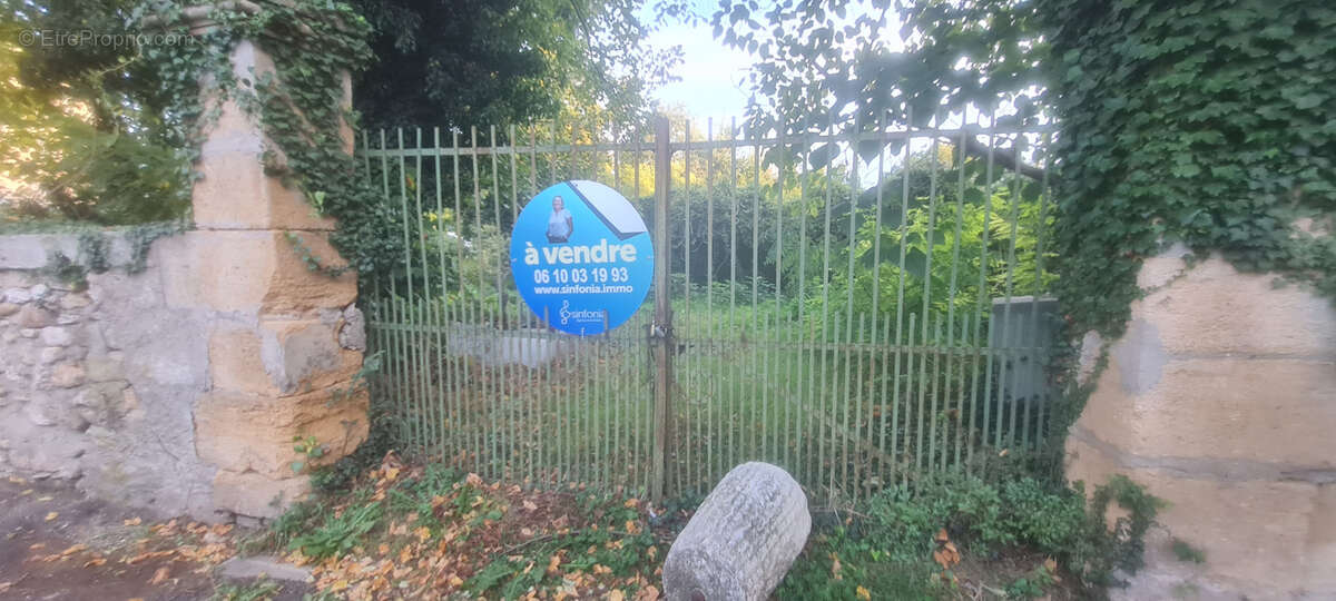 Terrain à SANILHAC-SAGRIES