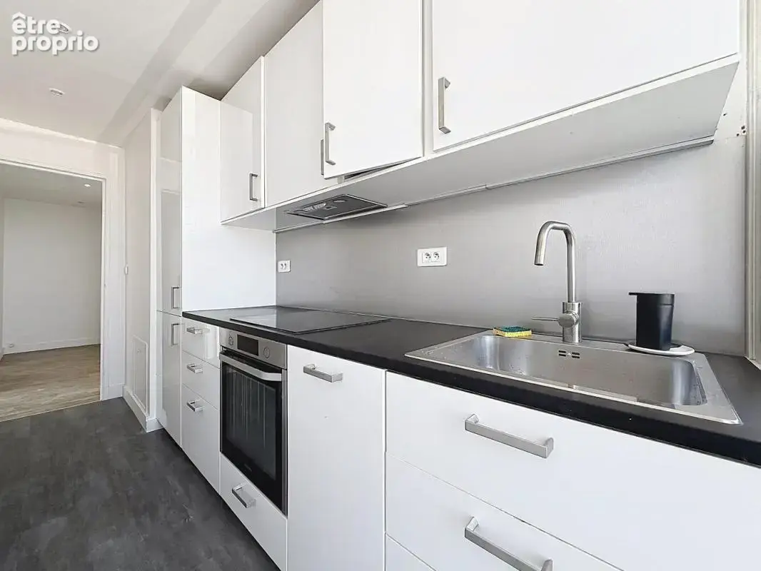 Appartement Rénové avec balcon Vue Panoramique - Quartier Chapelle, Paris - photo 6