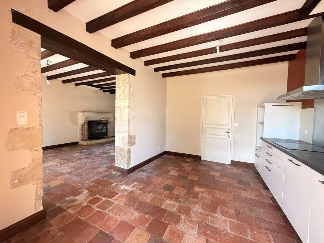 Charmante propriété de caractère avec plus de 2 hectares, grange, cave voûtée et dépendance aménageable à proximité de Ruffec - photo 3