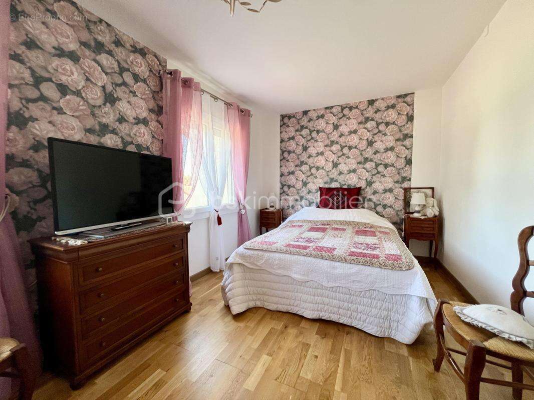 Maison à SAINT-MEDARD-DE-GUIZIERES