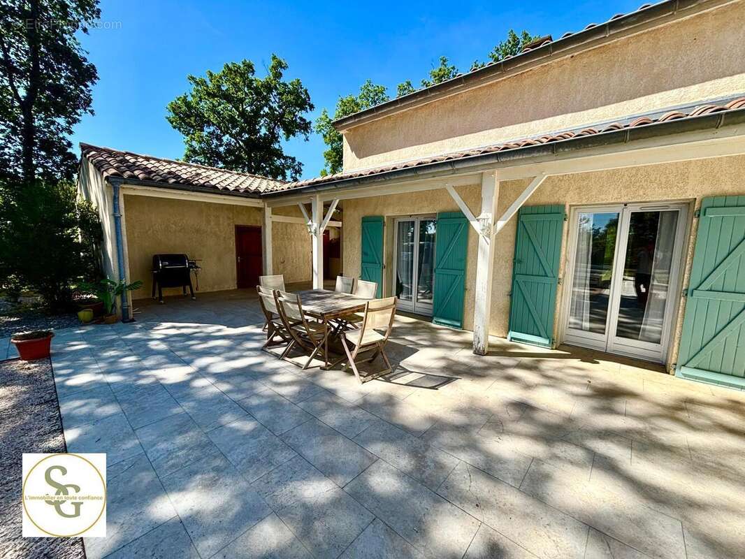   - Maison à LAGRAVE