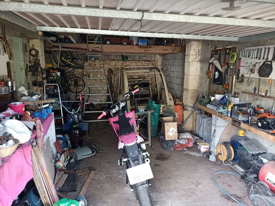 Maison à NIEUL-LE-VIROUIL