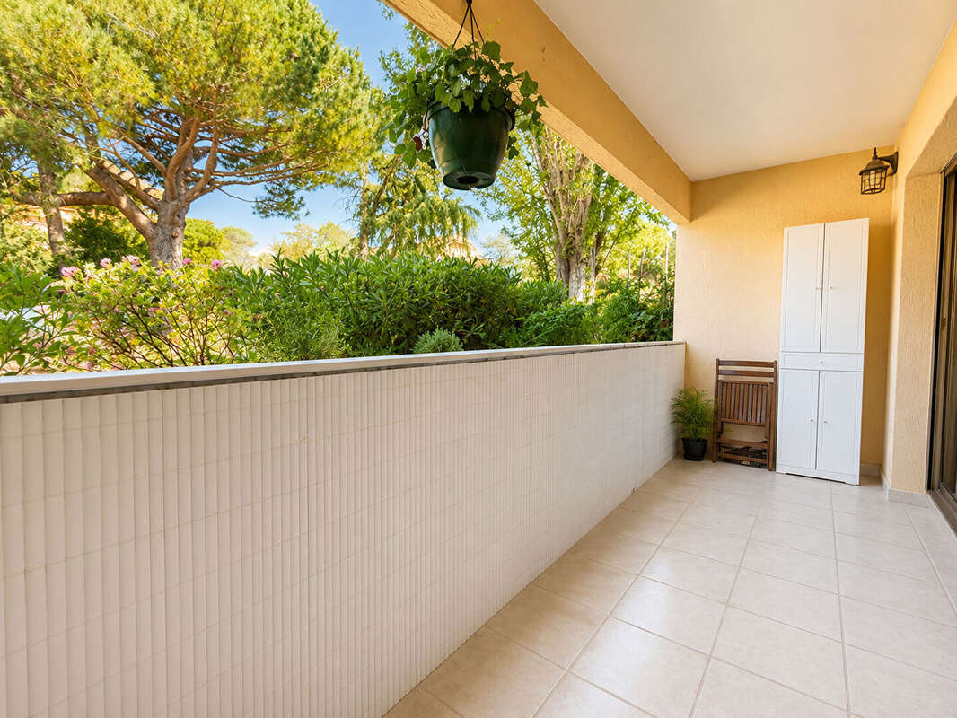 * Bord de Mer ** Appartement 3 pièces (77,17m²) ** Rez-de-chaussée + Parking  + Cellier** 83430 Saint Mandrier sur mer - photo 2