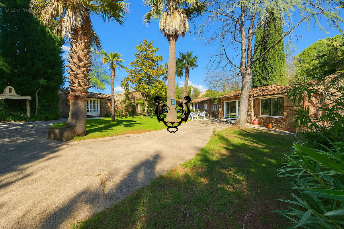 Maison à ROQUEBRUNE-SUR-ARGENS