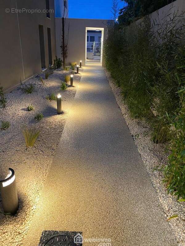 Accès bâtiment A : vu de nuit - Appartement à CASTELNAU-LE-LEZ