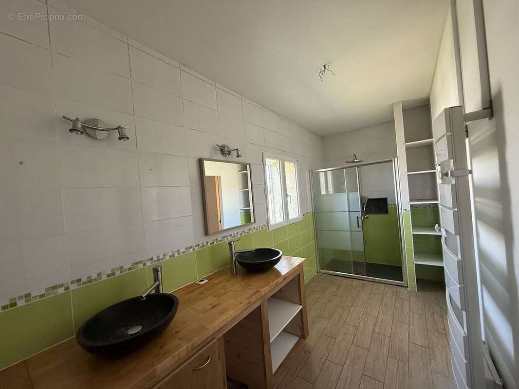 Maison 142 m² à Saint-Victoret  - photo 2