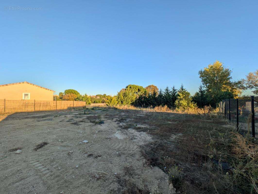 Terrain à POUZOLLES