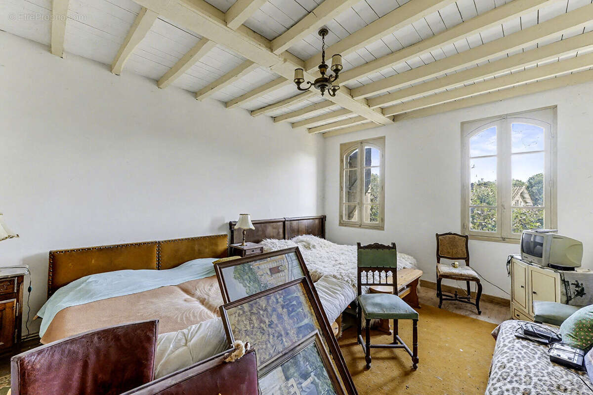 Maison familiale avec dépendances et grand terrain - Labastide-Saint-Pierre (82370) - photo 7