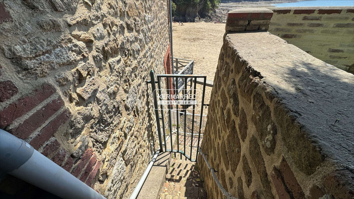 VILLA 5 pièces- VUE MER- grand garage- jardin- accès privatif à la plage - photo 7