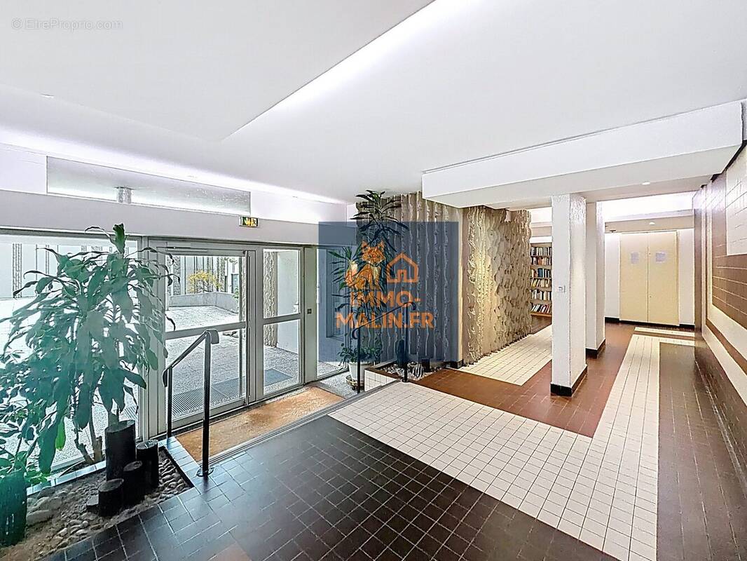 Entrée immeuble - Appartement à BAGNOLET