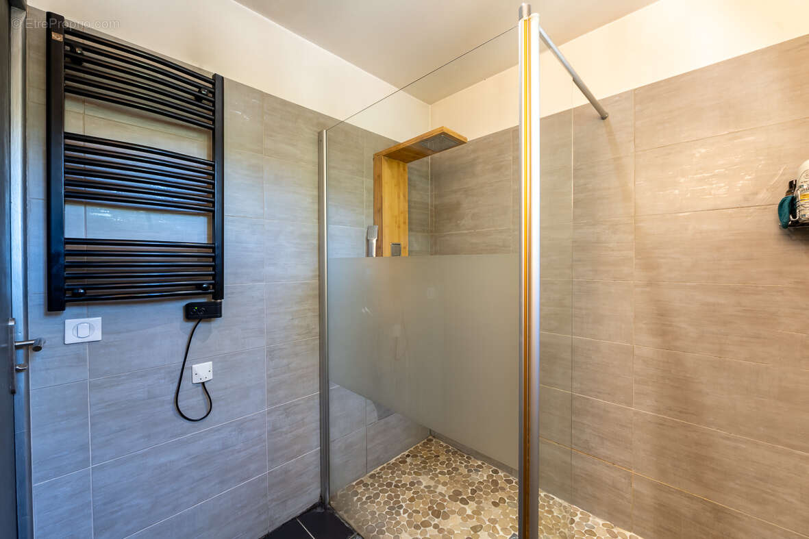 Roquefort-la-Bédoule   Maison de plain-pied sur un terrain de 2 832 m2 avec piscine et dépendances - photo 7