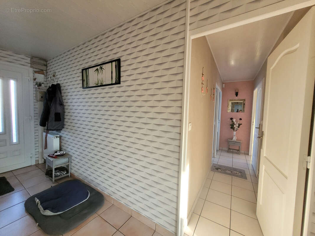 Plain pied individuel 3 chambres jardin garage sous-sol complet - photo 5