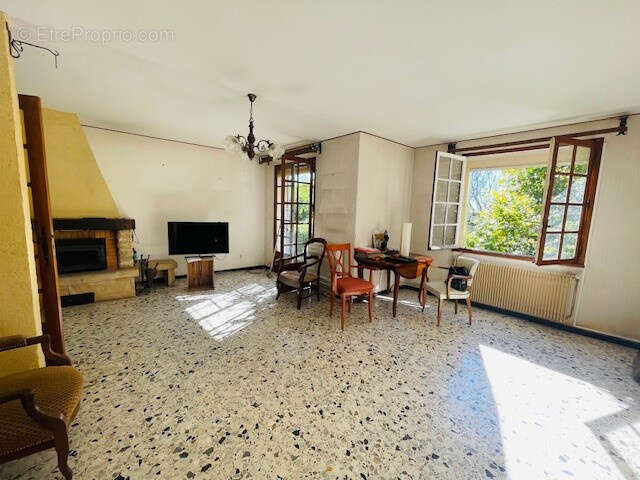 Maison à MONTAREN-ET-SAINT-MEDIERS