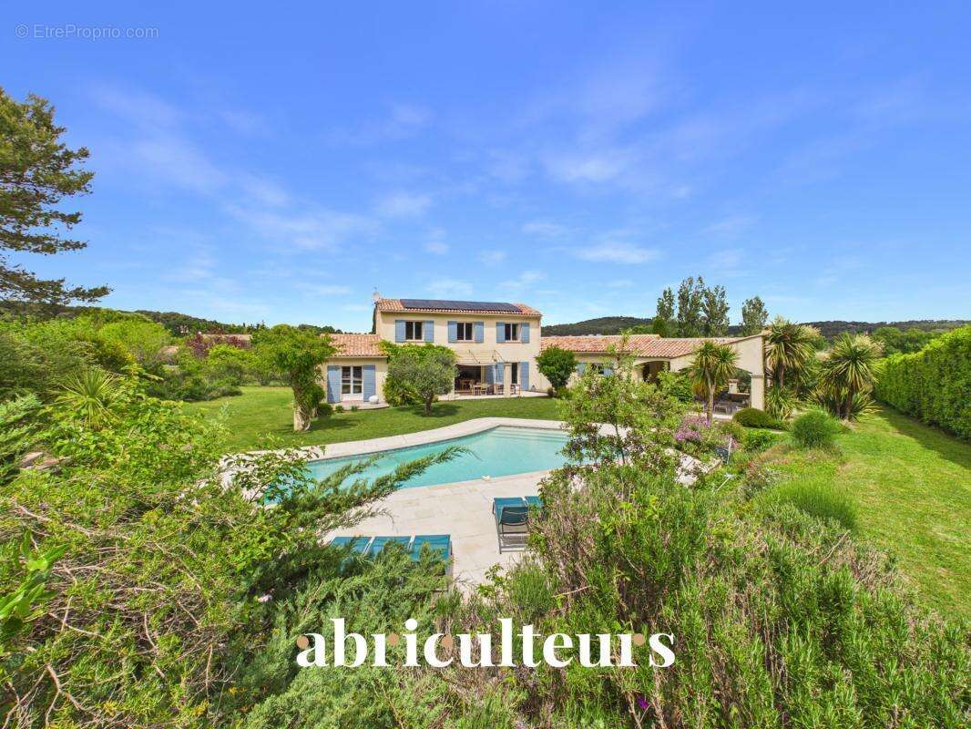 Prestigieuse maison T8 de 233m² sur un terrain de 6700m² avec piscine à Rognes 13840 - photo 3