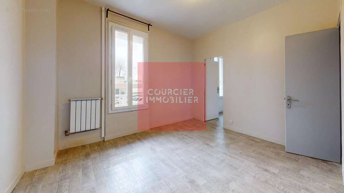 Maison à LE MESNIL-SAINT-DENIS