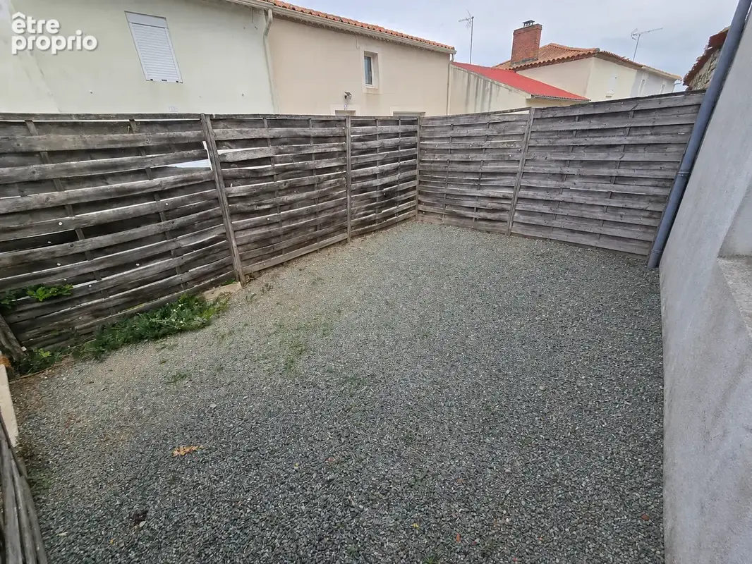 Maison de 52 m2 avec cour et stationnement   Beau potentiel - photo 4