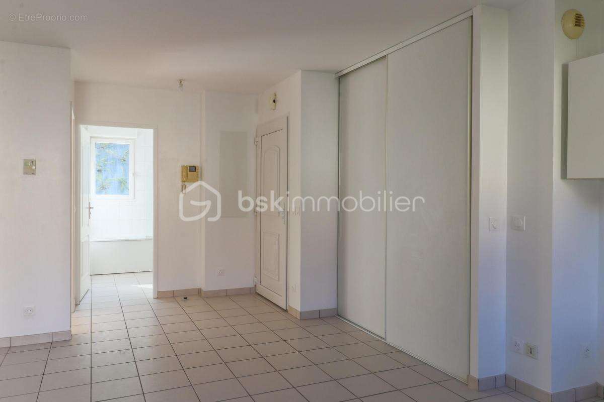 F2 avec extérieur et 2 parkings - photo 7