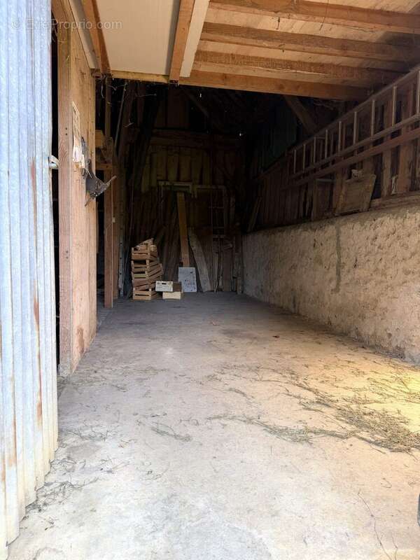 Intérieur hangar - Maison à MEZIERES-SUR-PONTHOUIN