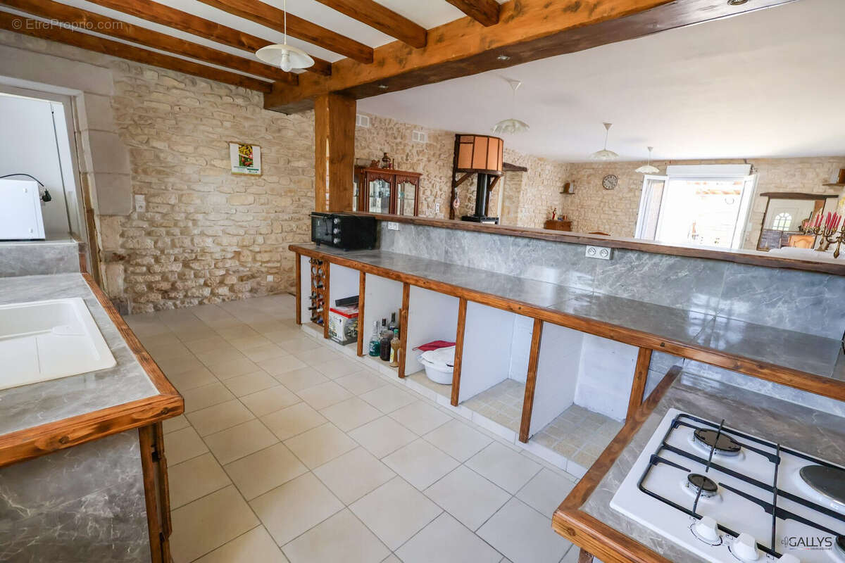 Maison à CHAILLEVETTE