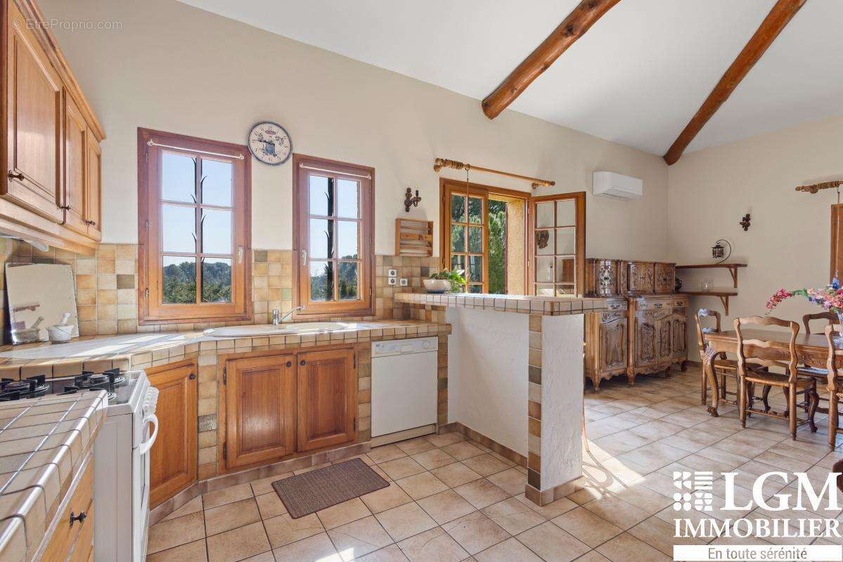 Aix en Provence - Propriété avec studio indépendant, garage de 80 m² et plus de 3 000 m² de terrain - photo 7