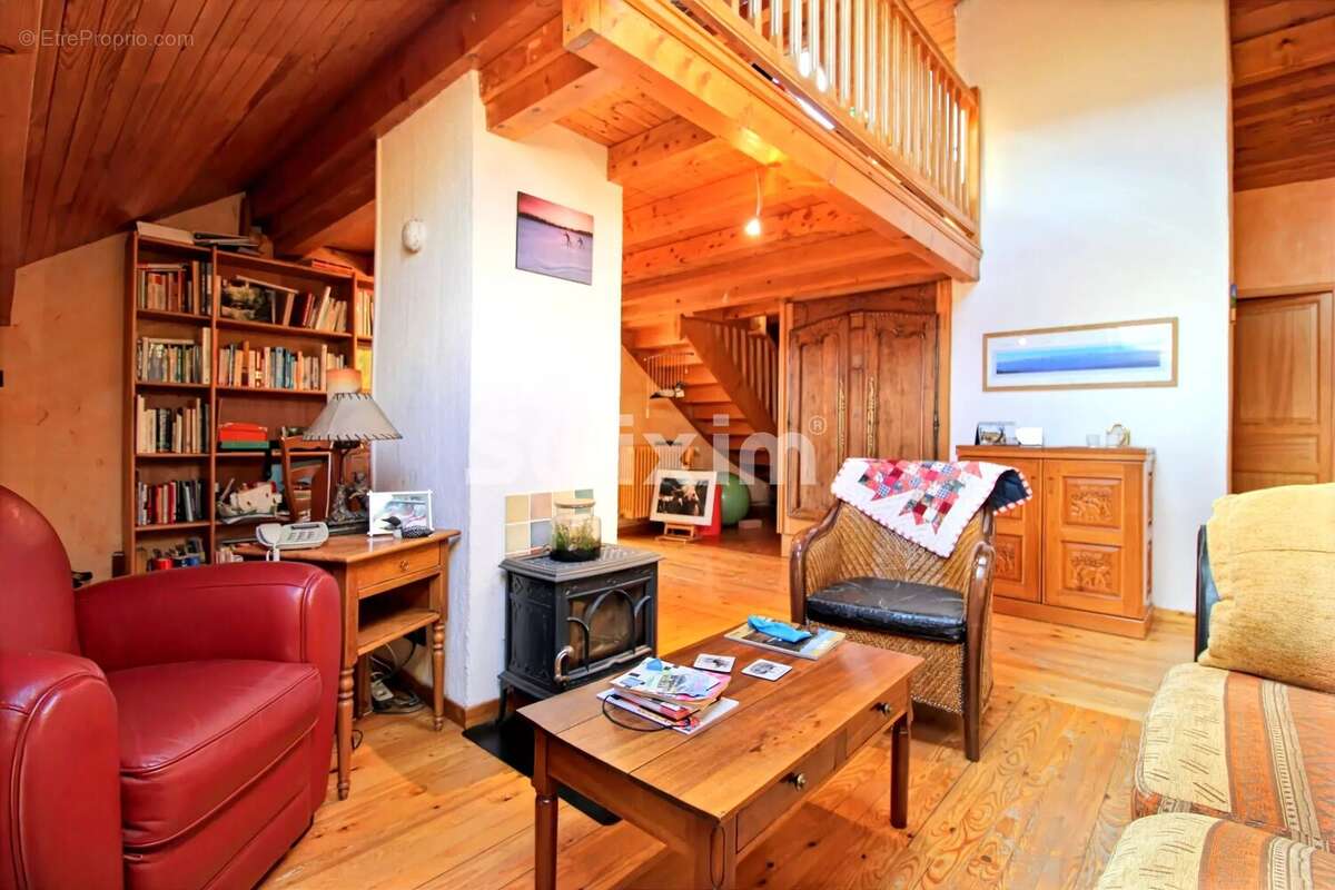 Maison avec deux appartements, salle polyvalente et plus d'un hectare de terrain : un lieu de vie aux multiples possibilités - photo 7