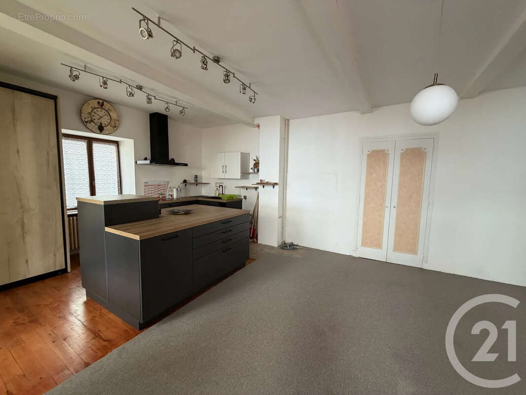 Maison 74 m² à Bourg-Argental  - photo 2